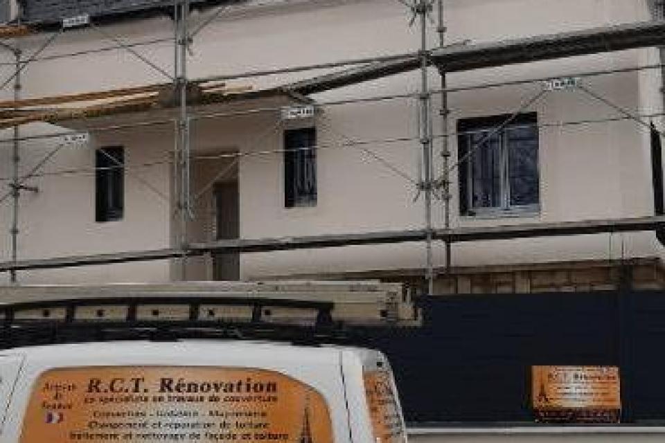 Rénovation complète toiture et façade avec une pose de toiture en ardoise.